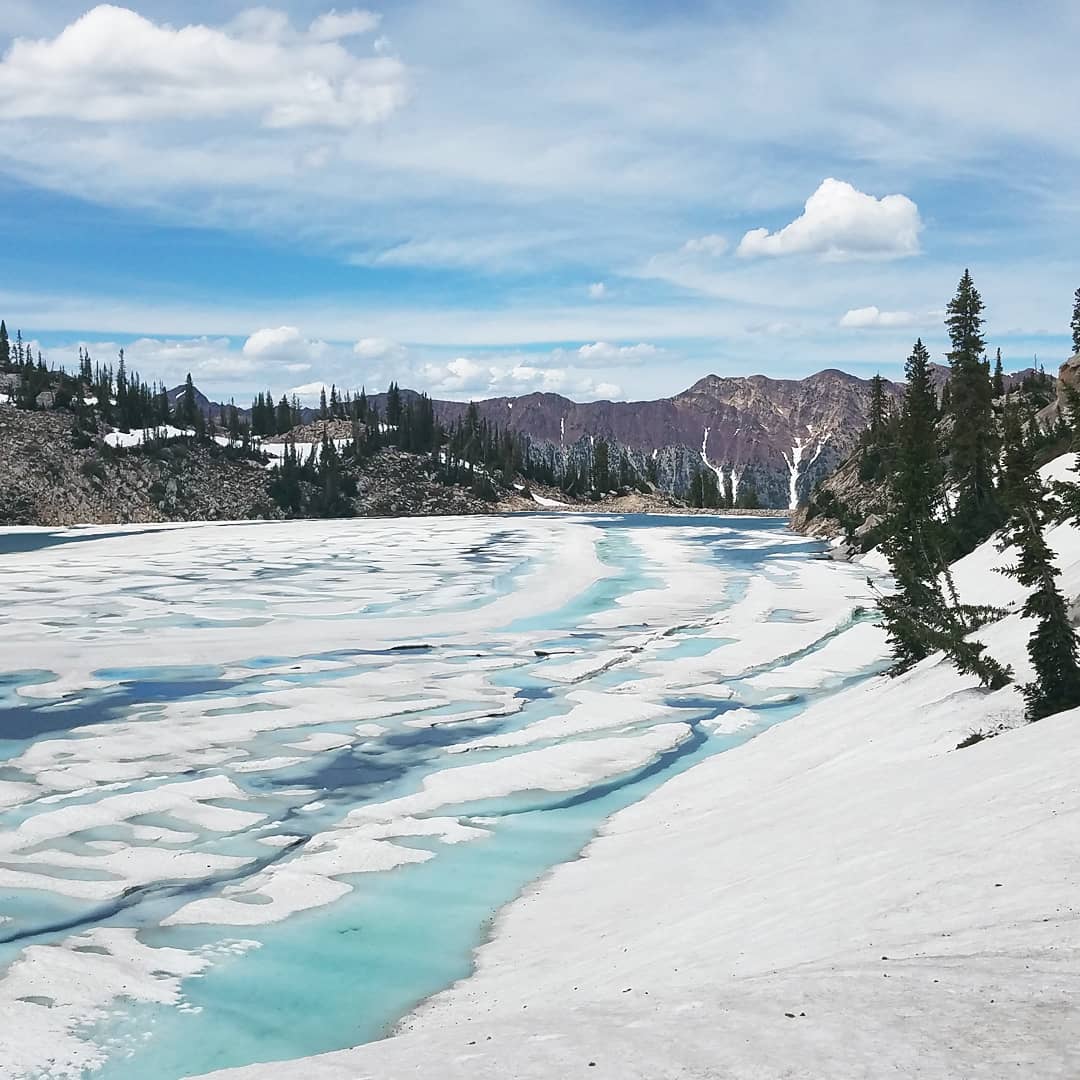 A high alpine lake in turquoise melt-ice